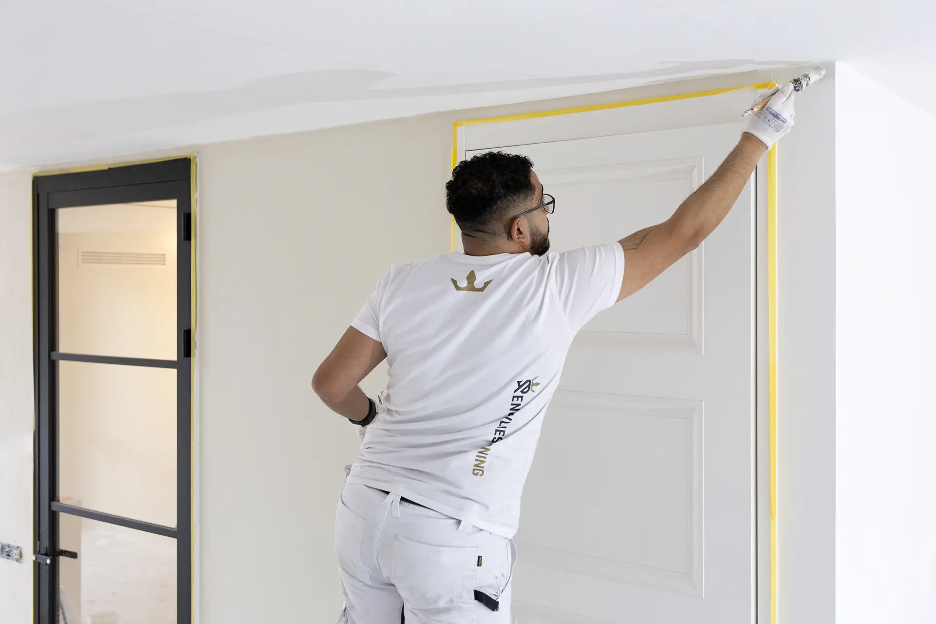 renovlies specialist in Apeldoorn bezig met het afwerken van renovlies behang