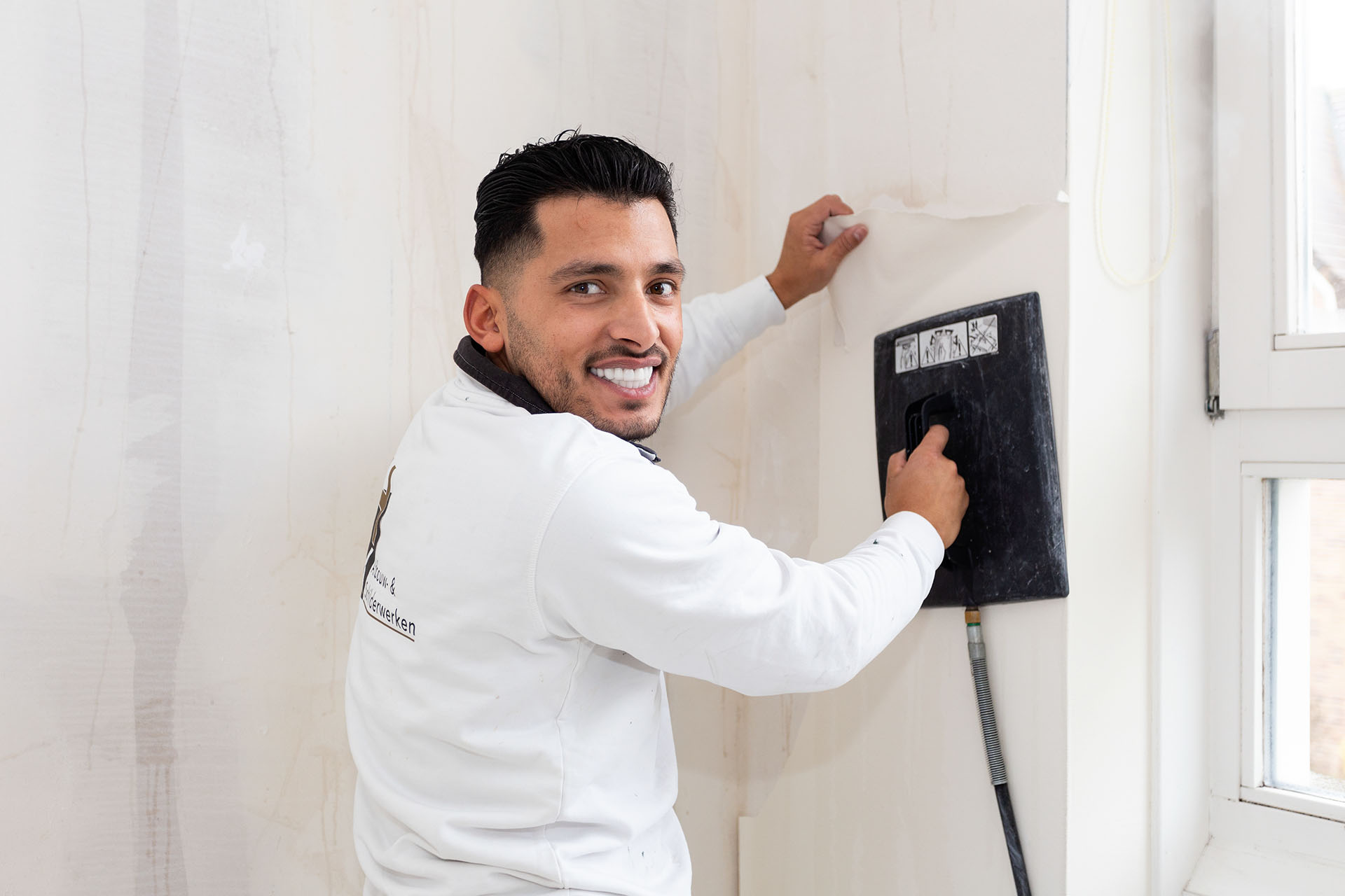 renovlies specialist in Apeldoorn verwijderd oud behang door middel van stomen