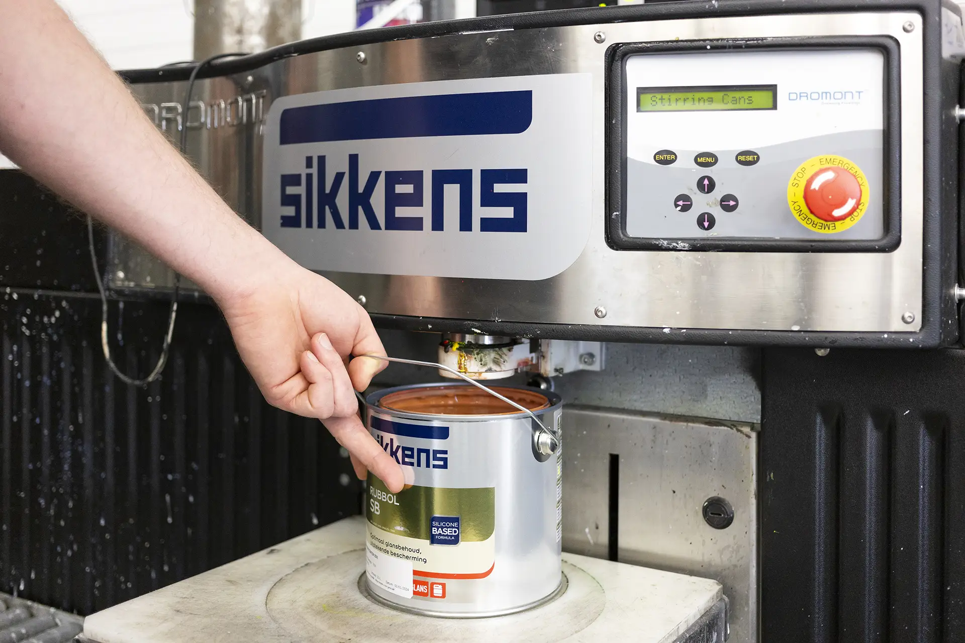 Sikkens-verf wordt gemengd voor het schilderen van renovlies in Ede.