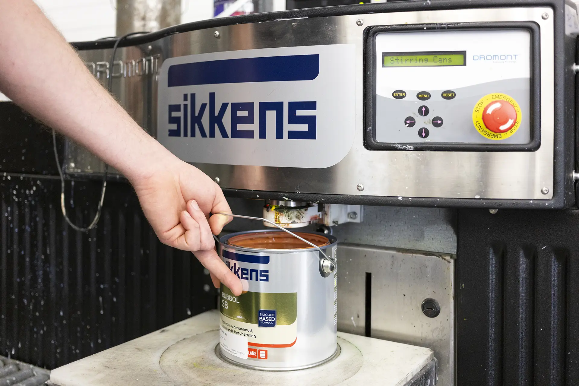 Sikkens-verf wordt gemengd voor het schilderen van renovlies in Arnhem