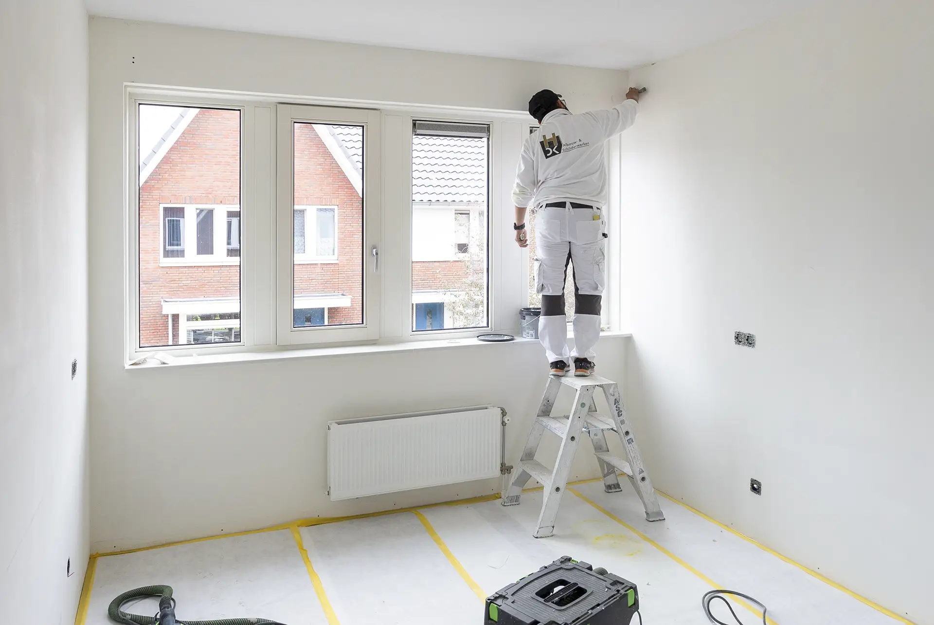 Een renovlies behanger in Barneveld maakt de muur zorgvuldig klaar voor het aanbrengen van renovlies, waarbij nauwkeurigheid en vakmanschap centraal staan